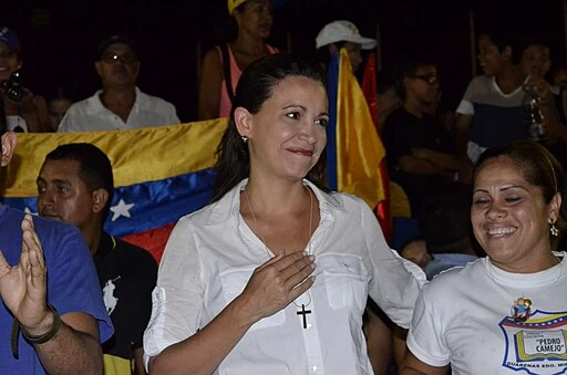 María Corina Machado gana Nobel de la Paz. Chile. 31 Minutos conquista NPR. Perú. Botan a Dina